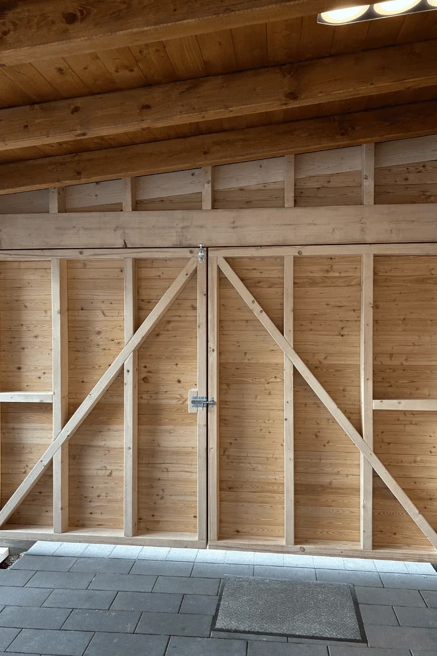 Holzrahmenbau mit Tor, von innen gesehen