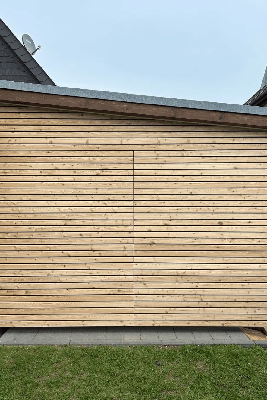 Fassade aus Lärchenholz an einem Anbau
